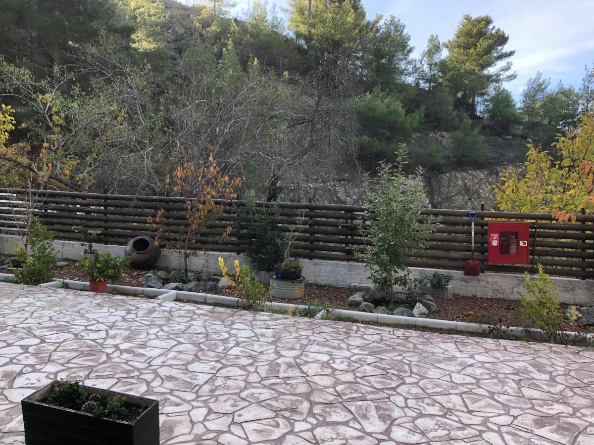 Diamond Stone Wooden Guest House Chandria Exteriér fotografie