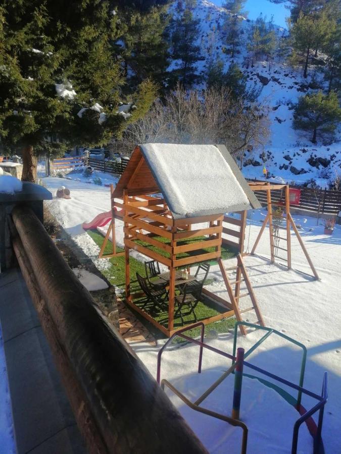 Diamond Stone Wooden Guest House Chandria Exteriér fotografie